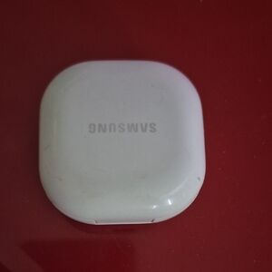 Samsung White Earbuds Charging Case
